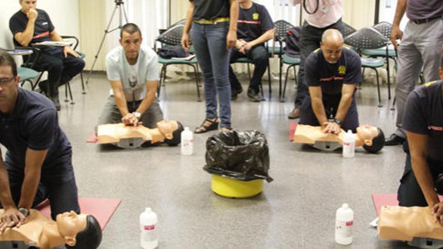 Varios bomberos reciben clases de reanimación cardiopulmonar, ayer en el Insular, en el marco del congreso. i L. R.