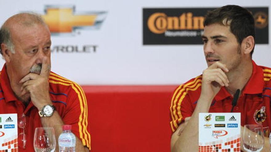 Vicente del Bosque junto a Iker Casillas durante el acto en el que la selección española recibió el Marca de oro.