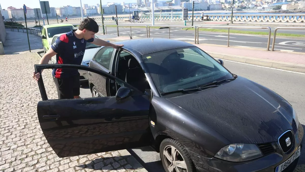 Al menos 12 vehículos aparecen con los cristales rotos frente a la Domus, en A Coruña