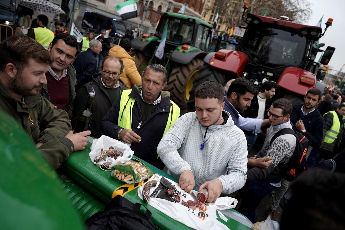 Agricultores protestan frente a la sede del Ministerio, en imágenes Agricultores protestan frente a la sede del Ministerio, en imágenes