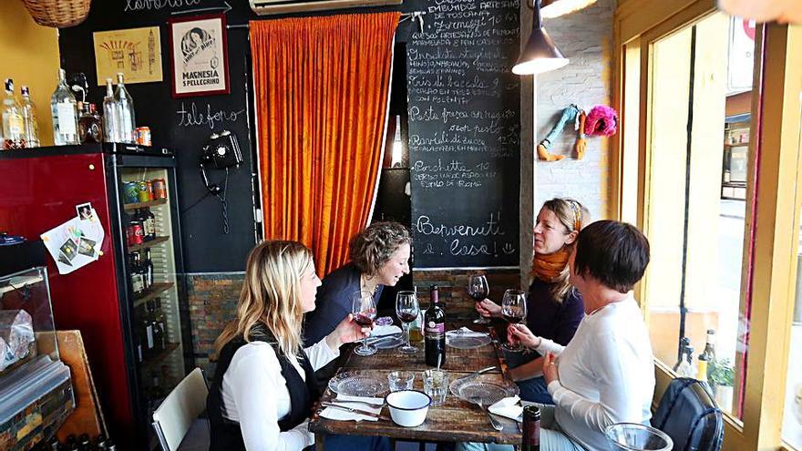 Les terrasses s’imposen en la reobertura de l’interior dels bars