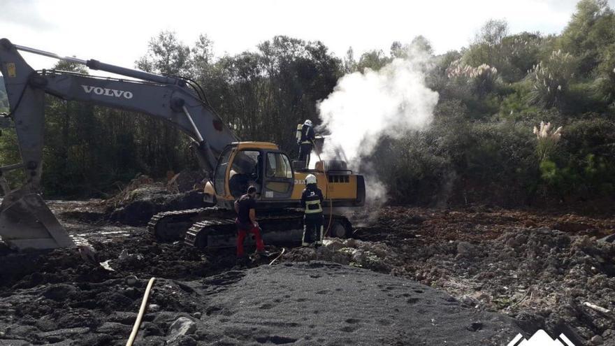 Arde una excavadora en una cantera de Bendición