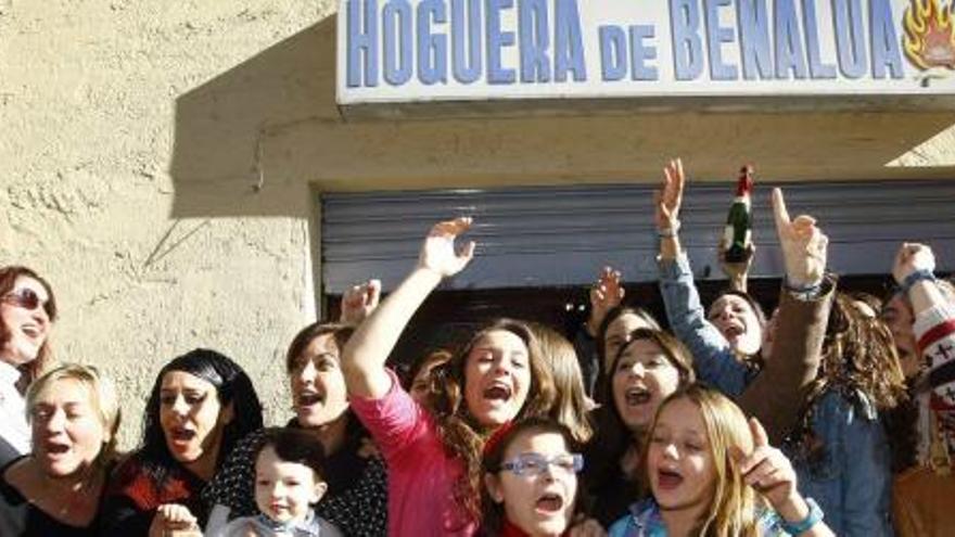 Un grupo de agraciados celebra su suerte ayer en el racó de la Hoguera de Benalúa, en la calle San Agatángelo.