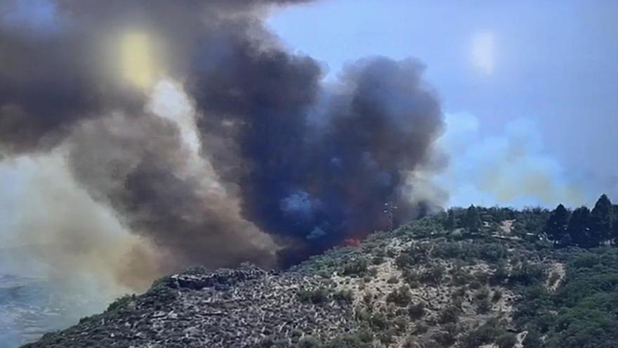 El incendio forestal declarado en la zona de Cazadores mantiene desplegados a los servicios de emergencia