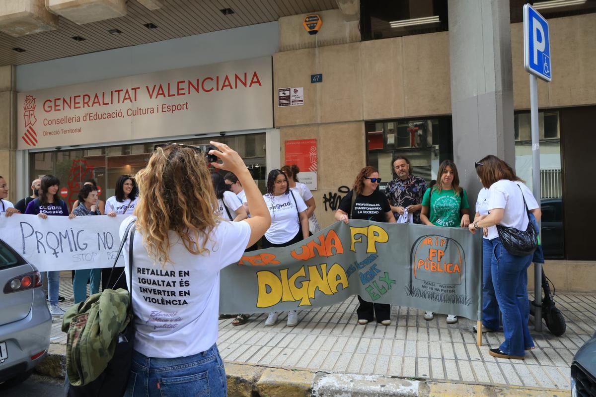 Concentración en la Dirección Territorial de Educación en Alicante por el recorte de ciclos de FP