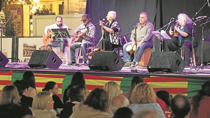 La Festa de la Rosa toma una plaza Mayor a tope