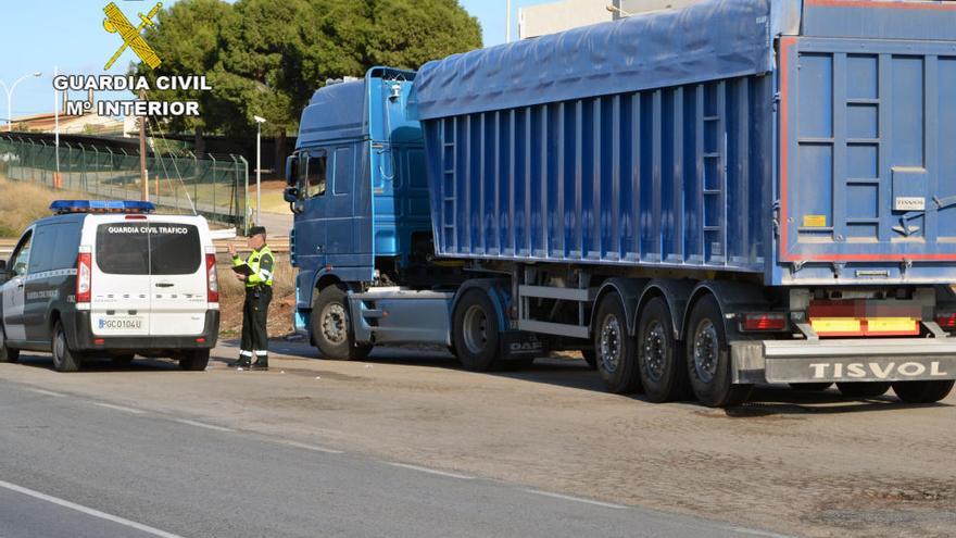 Pillan a un camionero conduciendo un trailer drogado y con carné caducado