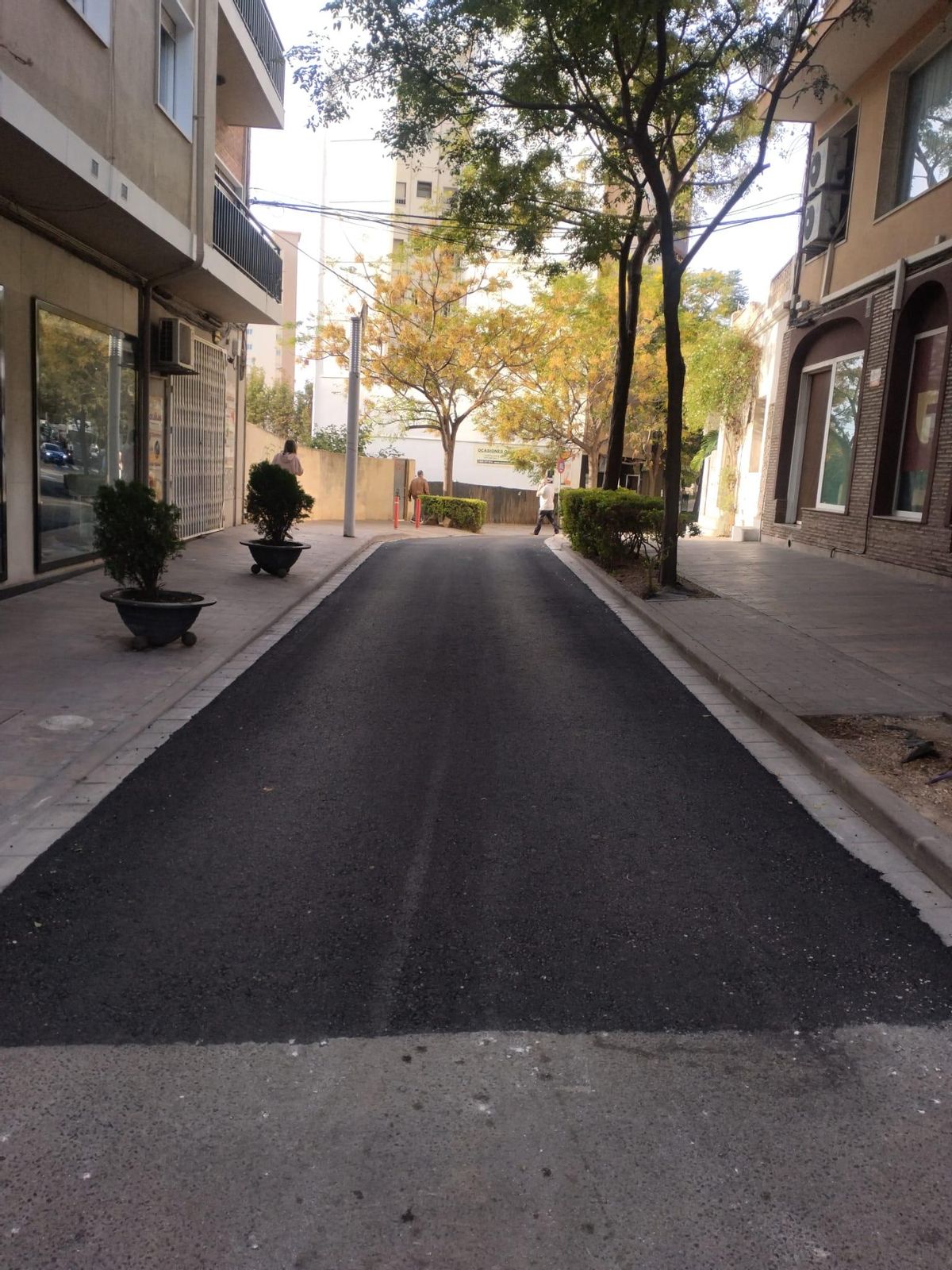 Calle recién asfaltada en el centro urbano de Calp