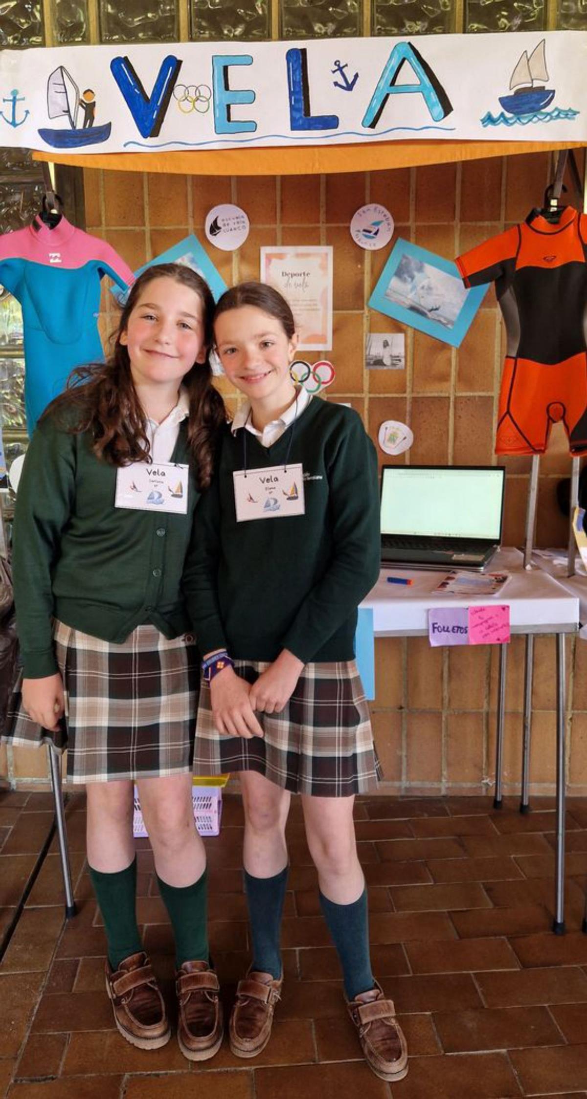 Una alumna anota un gol con los ojos tapados.