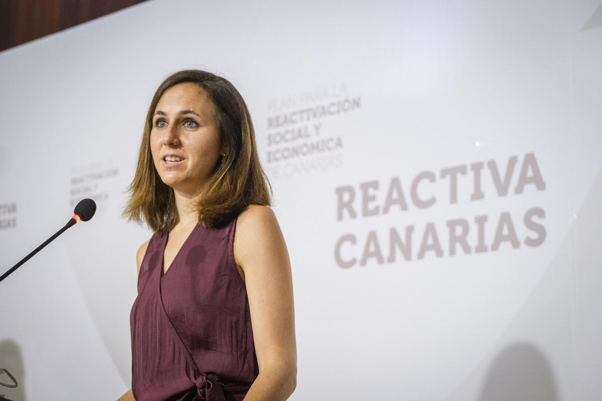 El presidente de Canarias, Ángel Víctor Torres,y la ministra de Derechos Sociales y Agenda 2030, Ione Belarra, firman el convenio