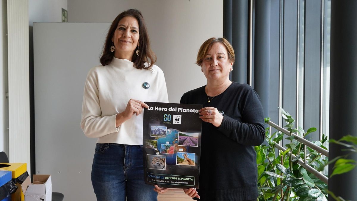 Por la izquierda, las ediles Patricia Antuña y Ana Nosti, con el cartel de la Hora del Planeta