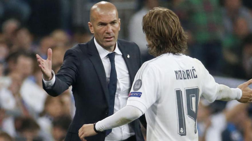 Zidane felicita Modric durant una acció del partit.