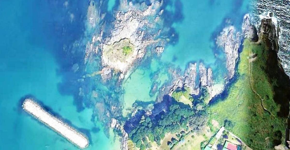 Imagen aérea actual, con el islote y uno de los diques.  | // I.R.