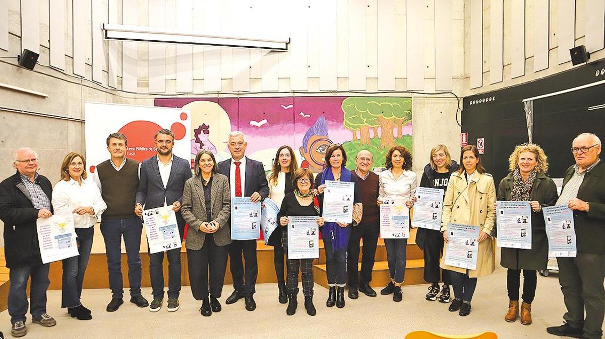 Asistentes al acto de presentación de la Campaña que se celebró en la Biblioteca Ánxel Casal.  Foto: M.Martín