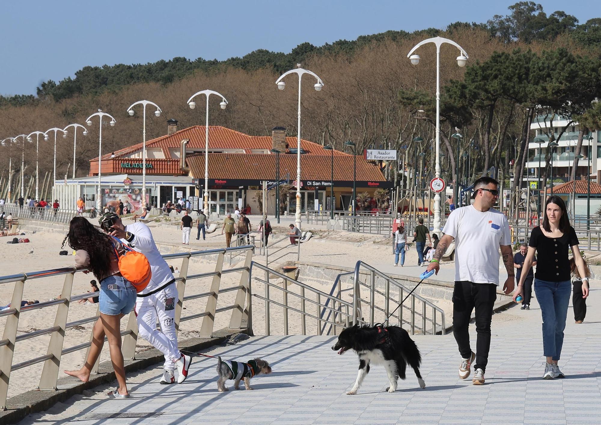 Vigo da la bienvenida a la primavera con un día de playa