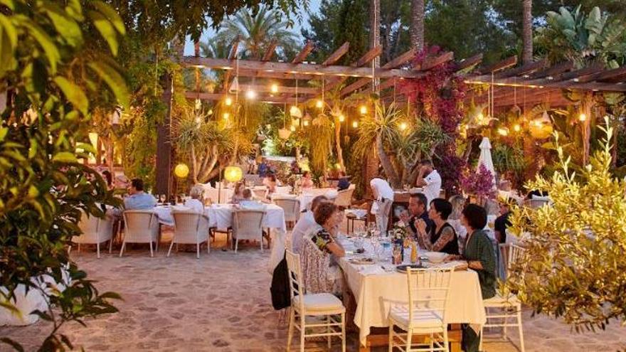 Cena bajo las estrellas en el nuevo restaurante jardín de Atzaró