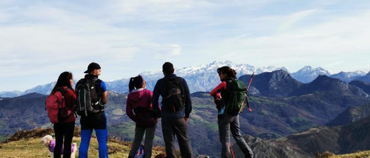 Alejandra Trapote, con un grupo en la montaña