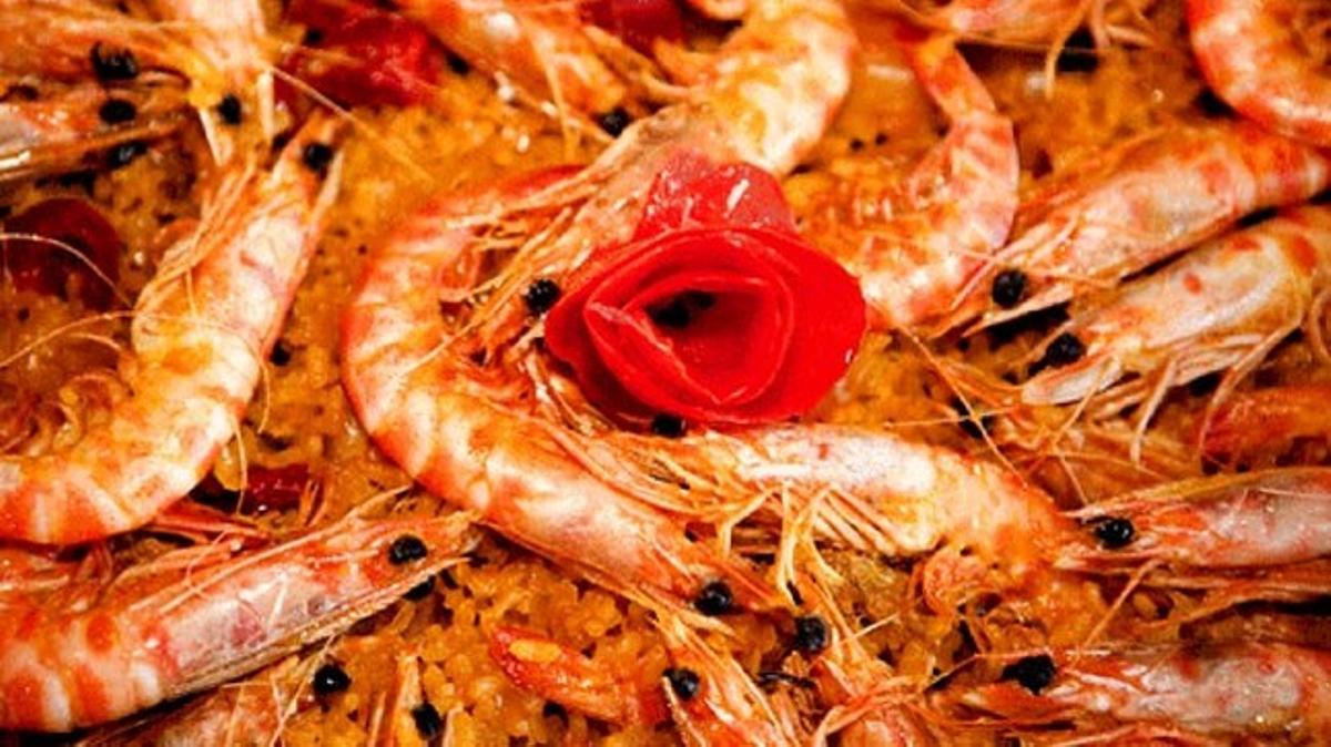 Un plat de llagostins sobre la taula d’un restaurant català.