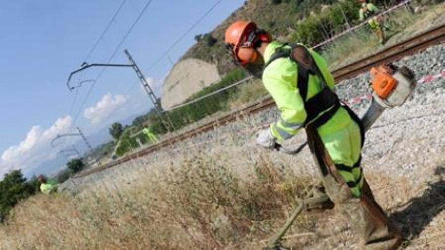 Adif reactiva el plan de prevención contra incendios en las vías para el verano