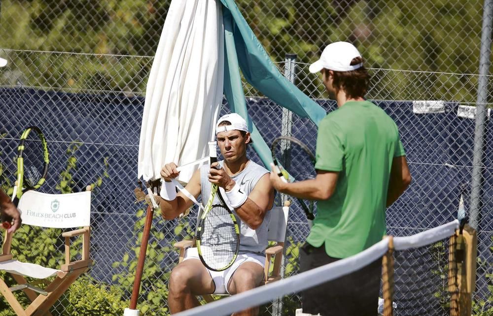 Nadal se aclimata a la hierba