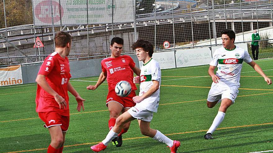 Dos rivales pelean por el balón, ayer, en Os Remedios. |  // IÑAKI OSORIO