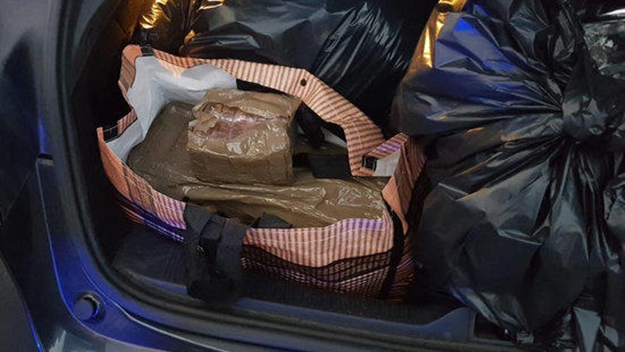 Les bosses de droga localitzades en el vehicle.