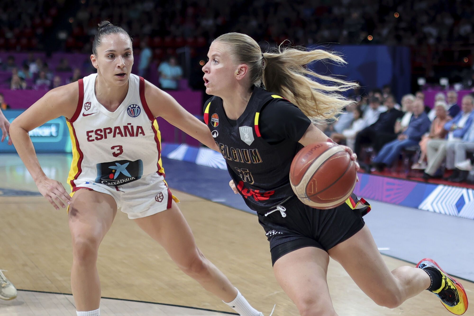 Belgium's Julie Allemand, right, and Spain's Irati Etxarri in action during the FIBA Women's EuroBasket 2025 final match between Spain and Belgium at the Peace and Friendship Stadium in Piraeus near Athens, Greece, Sunday, June 29, 2025. (AP Photo/Yorgos Karahalis). EDITORIAL USE ONLY/ONLY ITALY AND SPAIN
