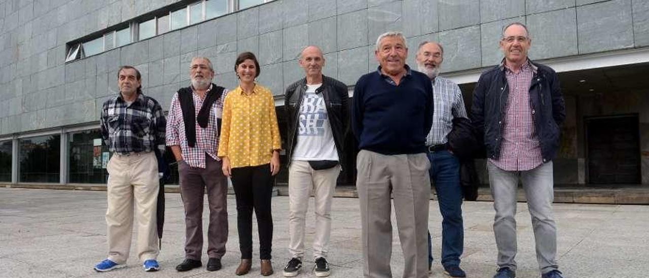 Miembros de la junta rectora de la mancomunidad de montes y el presidente gallego. // Noé Parga