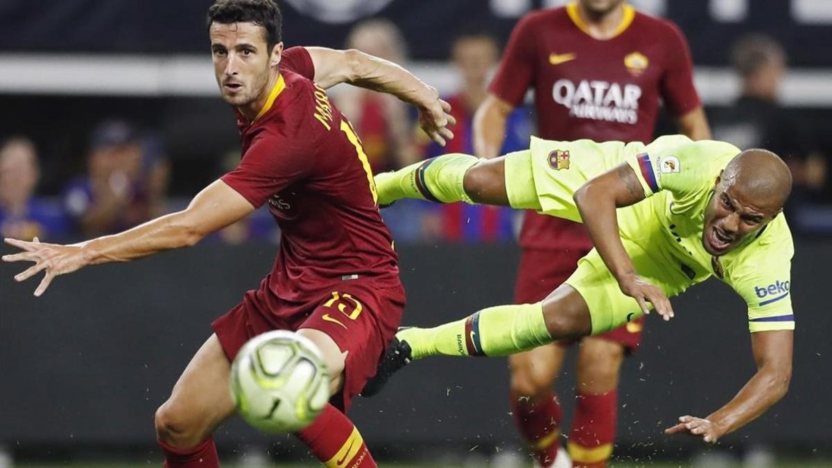 Rafinha dispara ante la oposición de Marcano en el Barça-Roma jugado en Arlington (Texas)