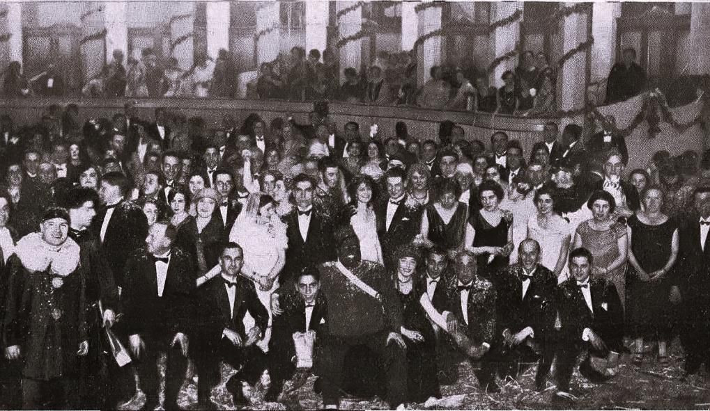 1927. Baile de máscaras del Casino en la sala Rosalía de Castro