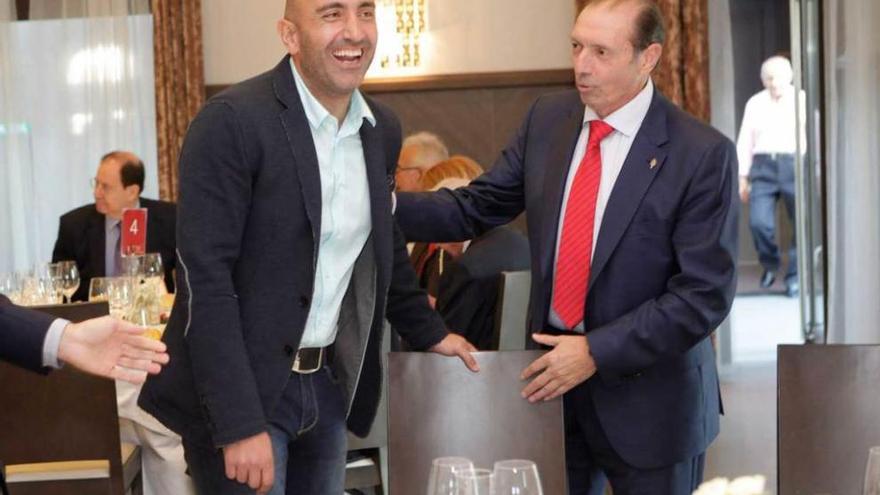 Quini y Abelardo bromean en el acto de entrega de las insignias de oro del club a los socios de honor.