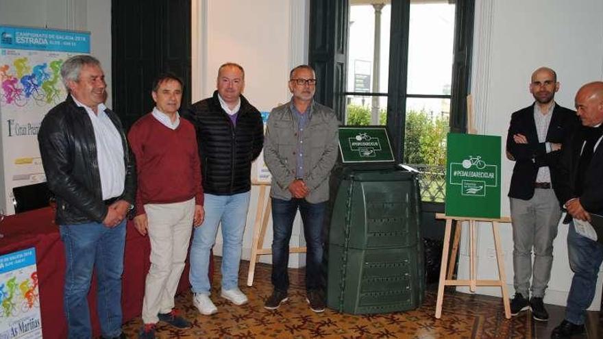 Alcaldes, el presidente comarcal y representantes del Club Ciclista Cambre Caeiro y de la federación gallega, ayer.