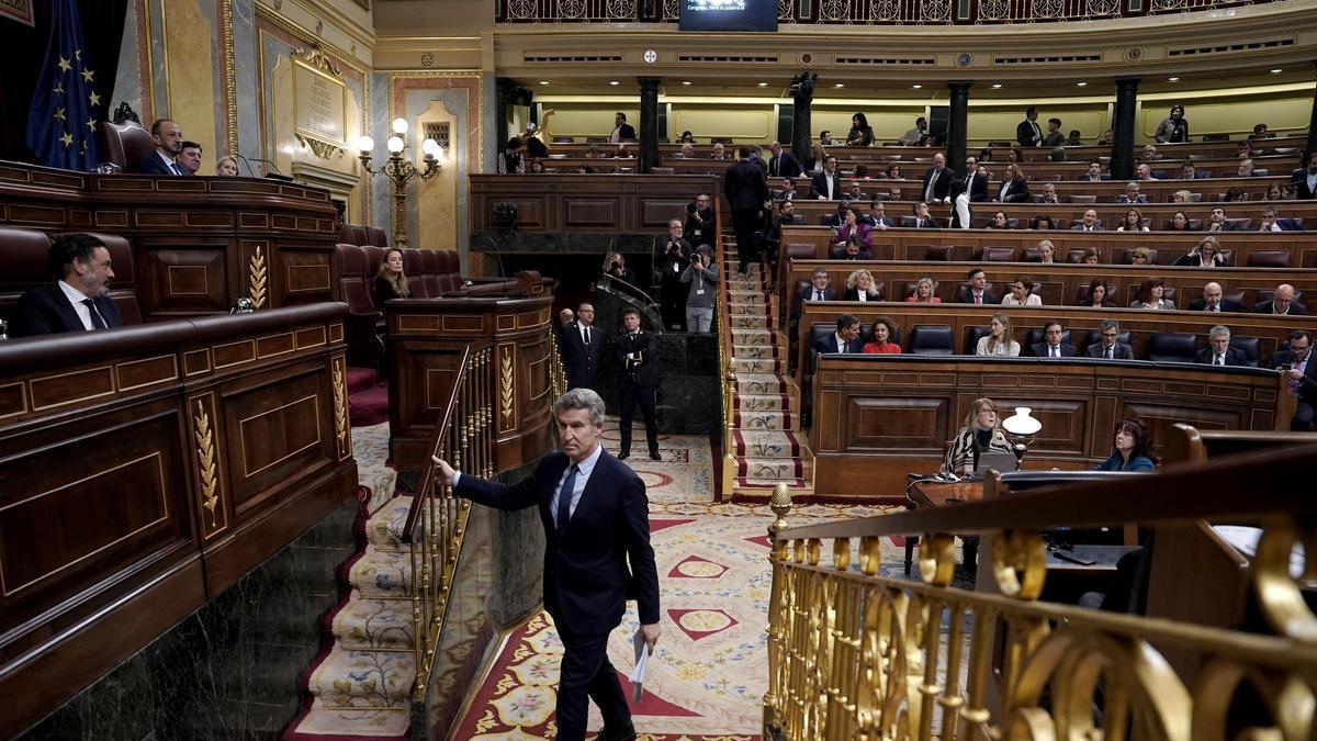 Corrupción PSOE | Feijóo opta por una oposición de perfil bajo ante la crisis del PSOE pese a las presiones internas