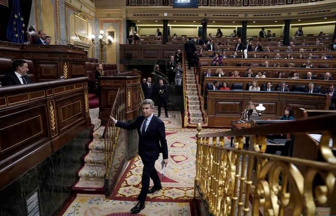 Feijóo opta por una oposición de perfil bajo ante la crisis del PSOE pese a las presiones internas