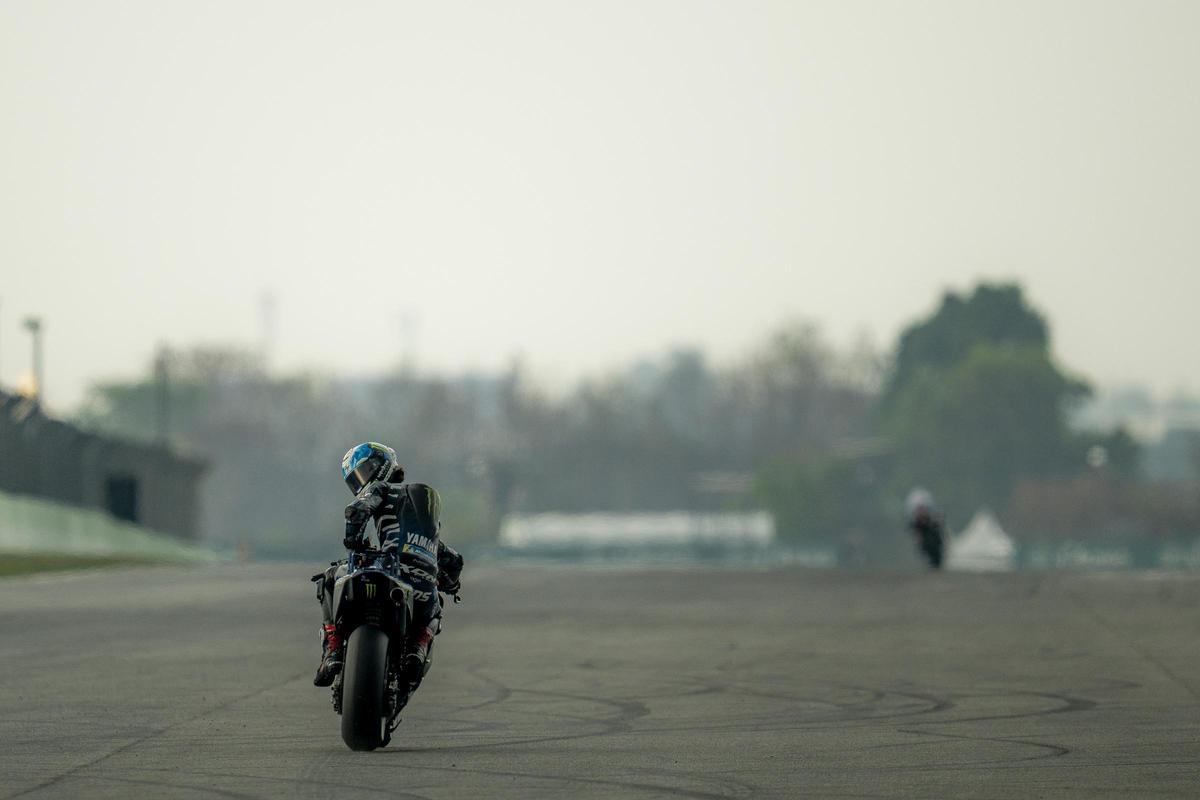 Âlex Rins trata de sobrevivir con su Yamaha V4 en Burriam (Tailandia).