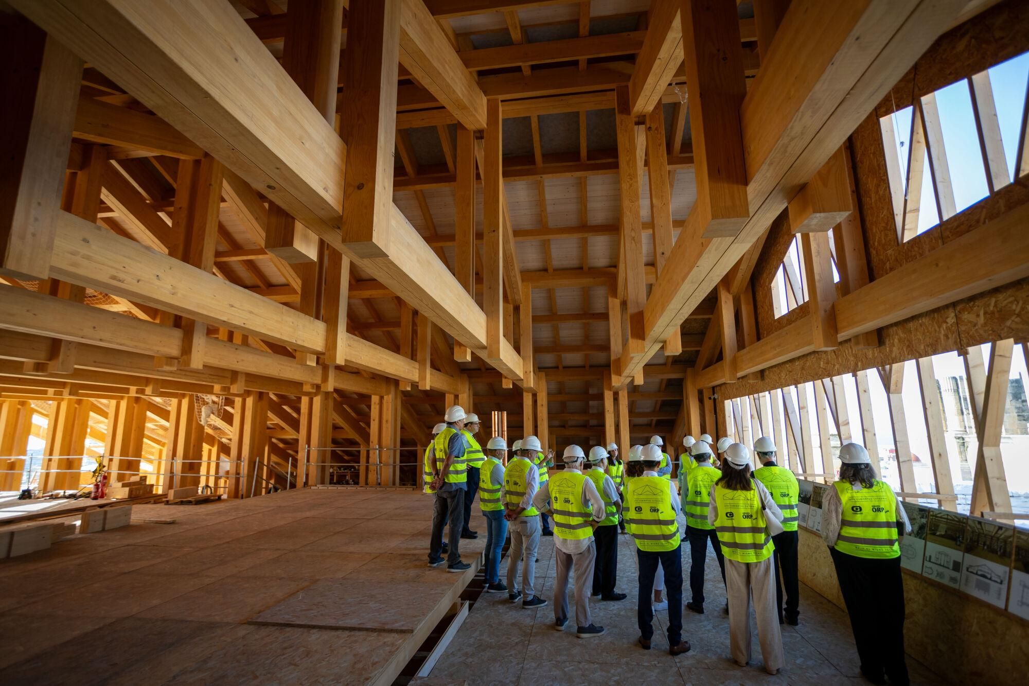 Visita institucional a las obras del tejado de la Catedral del presidente de la Diputación, Francisco Salado; junto con el obispo emérito, Jesús Catalá; el presidente de la Fundación Unicaja, José Manuel Domínguez; y los arquitectos del proyecto Juan Manuel Sánchez La Chica y Adolfo de la Torre Prieto
