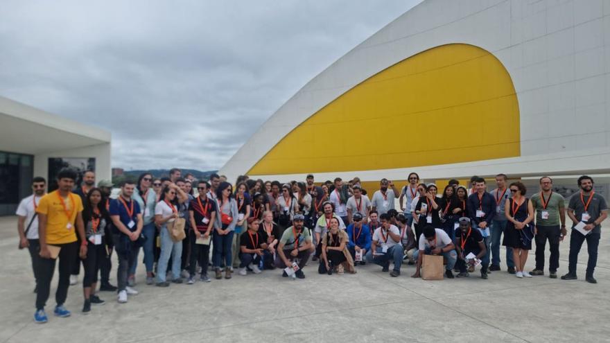 Participantes en la expedición Raw &amp; Circular Economy, ayer, en el Centro Niemeyer.