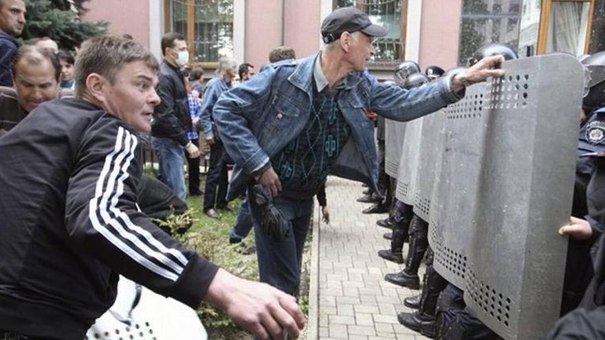 Los prorrusos asaltan la Fiscalía de Donetsk y desarman a los policías de guardia