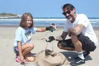 Jornada de limpieza en la playa de Salinas