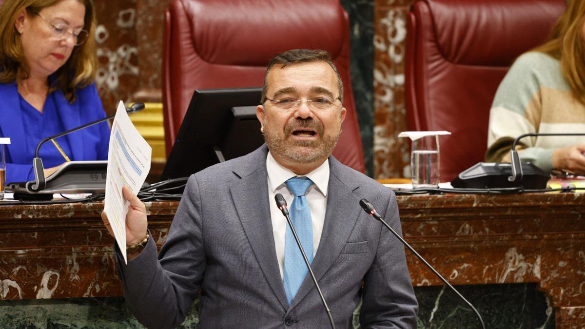 El diputado popular Carlos Albaladejo, este miércoles en la Asamblea, durante su defensa de la moción de la ayudas por la dana Alice.