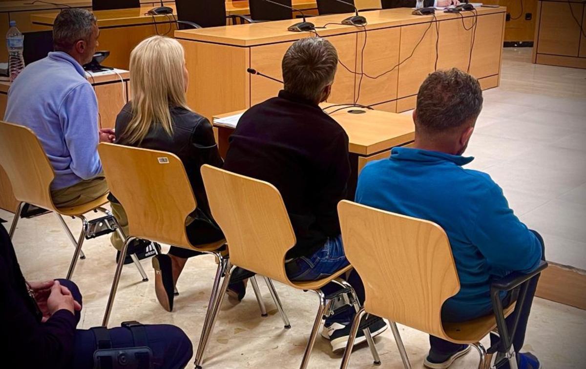 Los tres acusados, junto a una traductora, en la vista celebrada ayer.