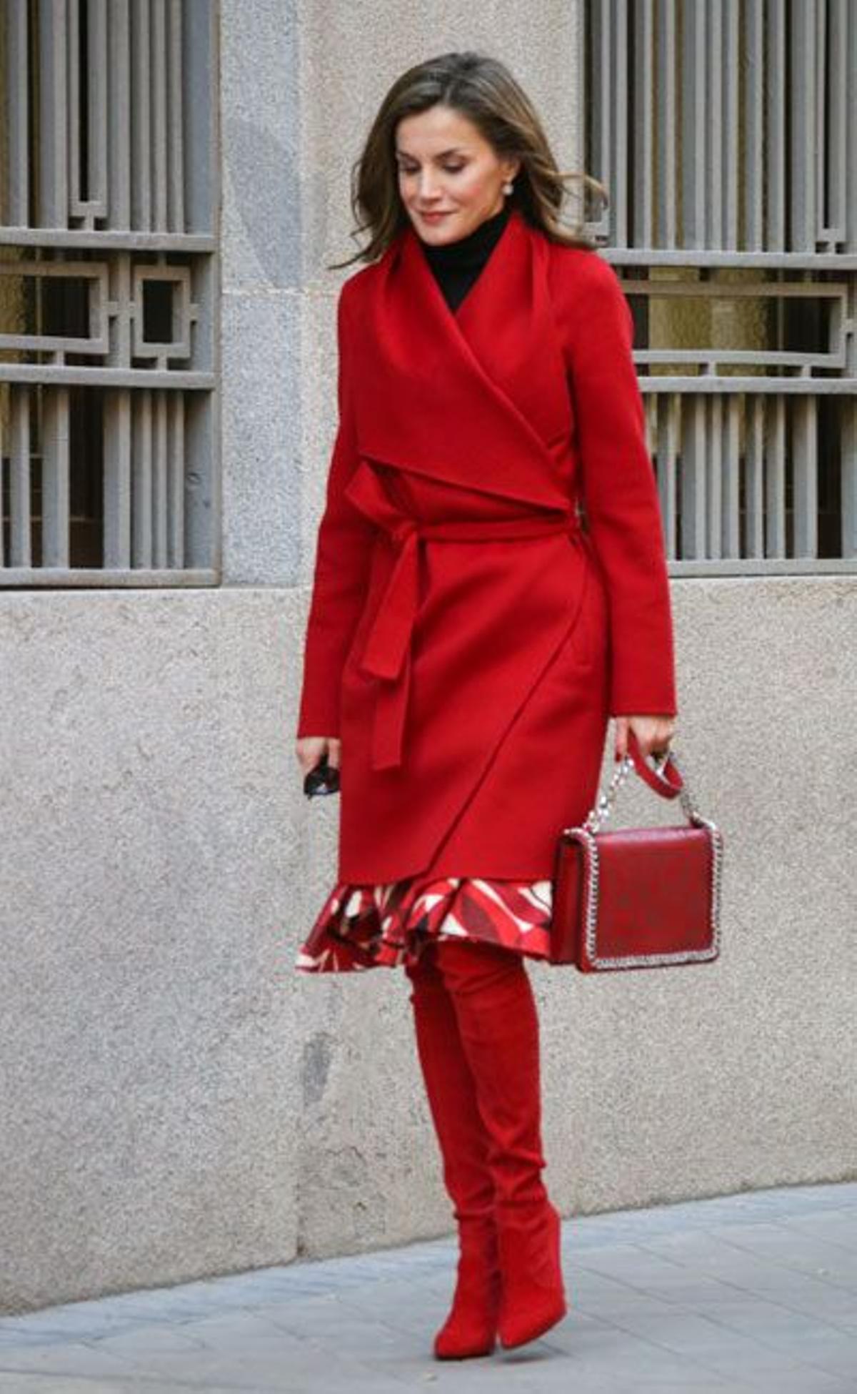 Letizia Ortiz con abrigo, botas y bolso rojos
