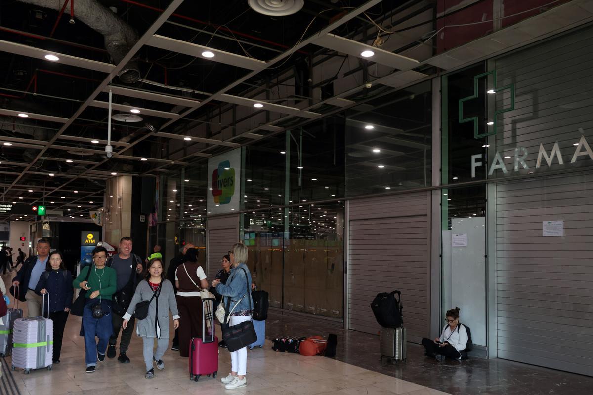 Barcelona 14/10/2025 Barcelona Reportaje de los obras de la estación de Sants, que ocasionan mucho ruido, así como la zona interior del hall con las tiendas cerradas. FOTO DE RICARD CUGAT