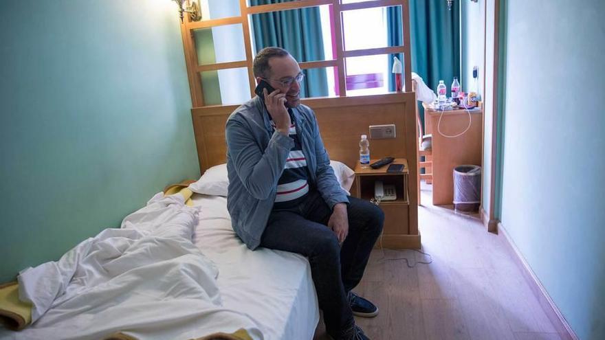 Roberto Nazara habla por teléfono desde su habitación de hotel.