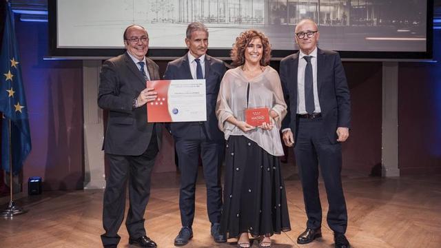 Eduardo Orts, María Luisa Martín y Ángel Javier Clemente recogen el galardón. | CEDIDA