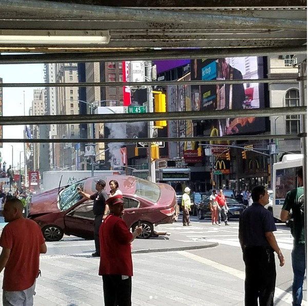 Un coche atropella a una multitud en Times Square