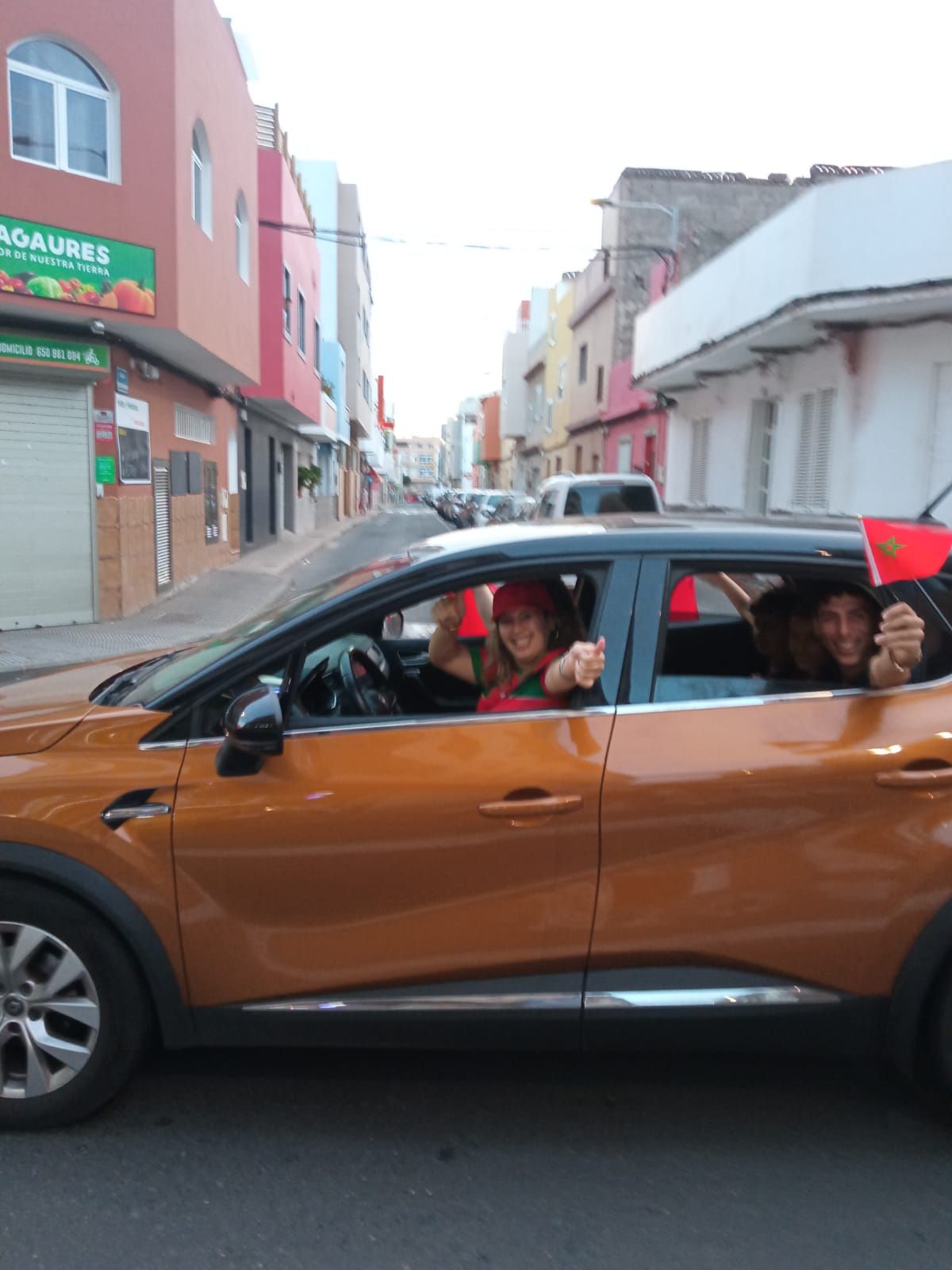 Aficionados de Marruecos celebrando en Gran Canaria la histórica victoria ante Portugal