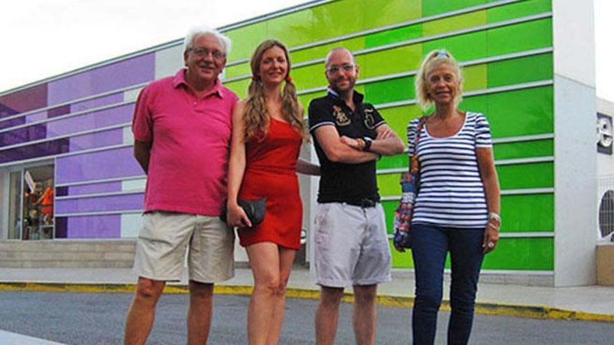 Luis García Santander con dos de sus hijos y su esposa, Rosa, este verano en la isla