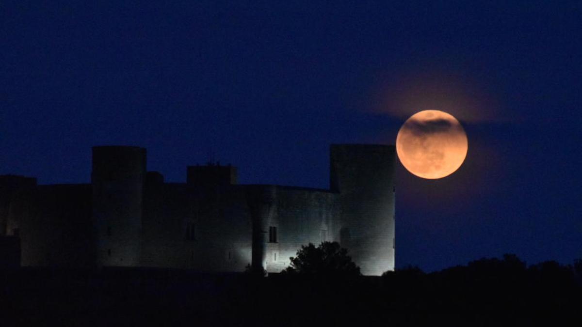 Una superluna y tras el castillo de Bellver de Palma