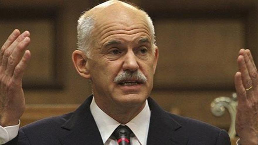 Yorgos Papandreu se dirige a los parlamentarios del partido gobernante, el Pasok, en el Parlamento griego en Atenas, este jueves.